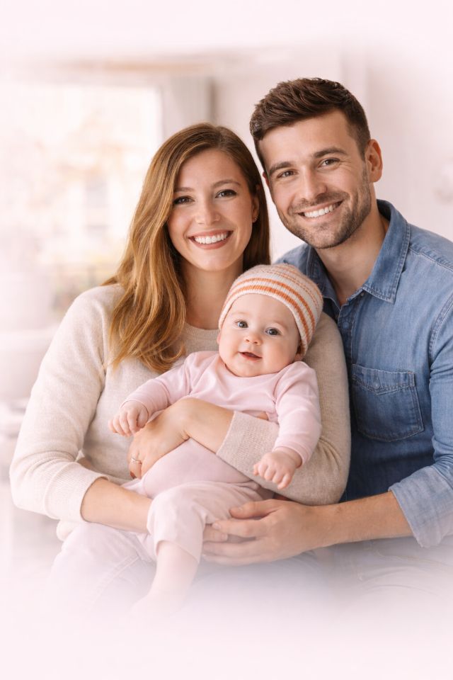 Couple heureux avec bébé - FIV et PMA